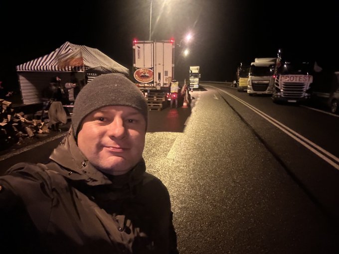 Segozavr's tweet photo. Организатор блокирования пунктов пропуска на польско-украинской границе @MeklerRafal, представитель пророссийской коалиции польских ультраправых партии Konfederacja Wolność i Niepodległość в Люблинском воеводстве. Очередная путинская подстилка. https://t.co/Tpd7Wy56aL