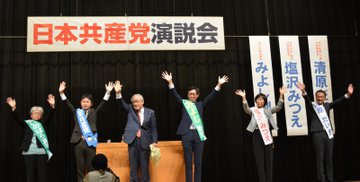 参加者の声援にこたえる弁士の皆さん。