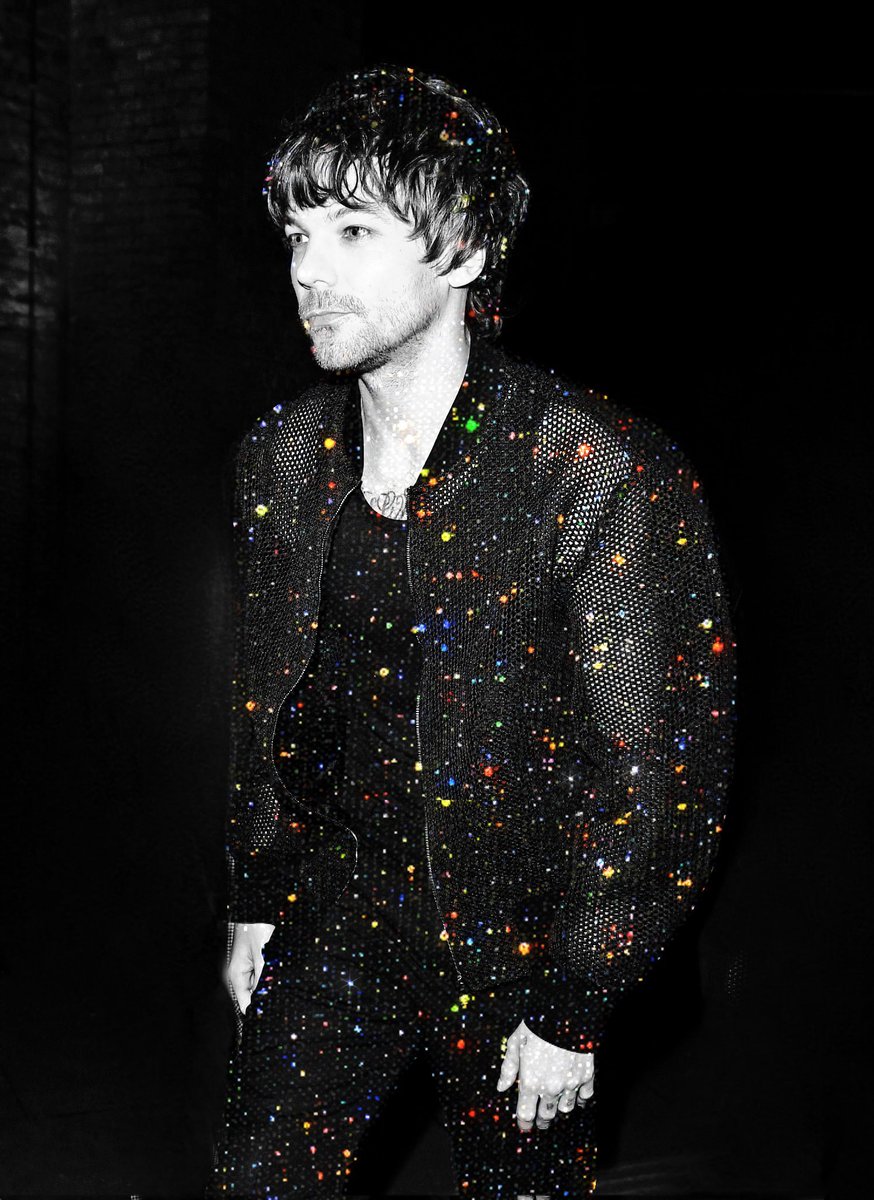 Louis Tomlinson arriving at the Rolling Stone UK Awards. #RSUKAwards 📱 : Edited with AirBrush App ✨: Filter Classic of Retro Pack ⚡️ : Creative : Sparkle: FairyDust ⚙️ : Tools : Eraser. #airbrushapp #LouisTomlinson