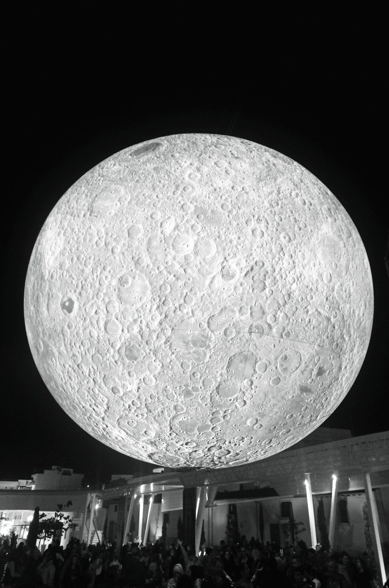 Βραδινή βόλτα λιγο πριν φύγει. <a href="/lukejerram/">Luke Jerram</a> #museumofthemoon <a href="/DimosLarnakas/">Larnaka Municipality</a>