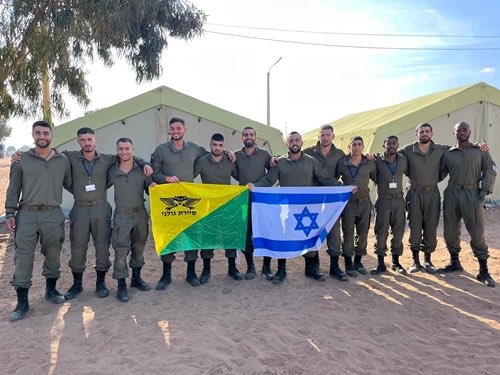 RLehbib's tweet photo. 🇲🇦🇮🇱 | قبل 3 شهور شارك في آخر مناورات عسكرية أقيمت في #المغرب وفد يضم 12 جنديًا وضابطًا من وحدة #جولاني التابعة لجيش الاحتلال الاسرائيلي حيث تدربوا على محاكاة لما يقع في غزة اليوم عبر تنفيذ عمليات قتالية تجمع بين حرب المشاة في المناطق الحضرية وحرب الأنفاق تحت الأرض التي يتحصنون فيها.

وهذا يدخل ضمن اتفاقيات التطبيع المغربي الاسرائيلي التي تنص على: 

تبادل الملحقيات العسكرية.

مناورات جوية ثنائية مشتركة، تعقبها مناورات إقليمية مع بعض الدول في أفريقيا.

تمركز القوات الإسرائيلية بالقرب من الحدود المغربية الجزائرية.

تدريب ضباط مغاربة في "إسرائيل".

- زيادة الصادرات العسكرية من "إسرائيل" إلى المغرب.

إنشاء خطوط إنتاج محلية للأسلحة الإسرائيلية بالمغرب.

خلاصة القول: النظام المغربي مشارك بطريقة غير مباشرة في جرائم الحرب والابادة ضد المدنيين في #غزة.