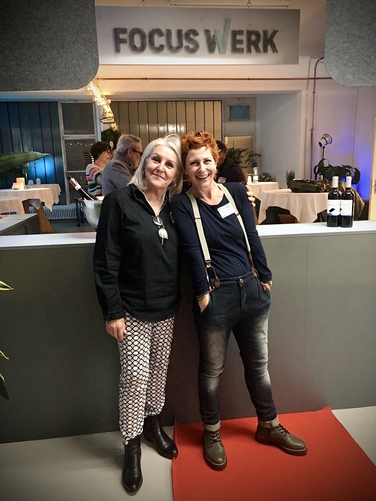 ursidepentor's tweet photo. #HGVWettingen Anlass im #FOCUSWORK. Danke Sonja Ritter und ihrem #Team für den tollen, informativen Abend. Hier darf #Mensch noch Mensch sein und den neuen #Weg mit bester #Unterstützung im #Team in die #Berufswelt finden. FocusWork GmbH @diemittewettingen
@BinderMarianne https://t.co/DsdFYMJXRg