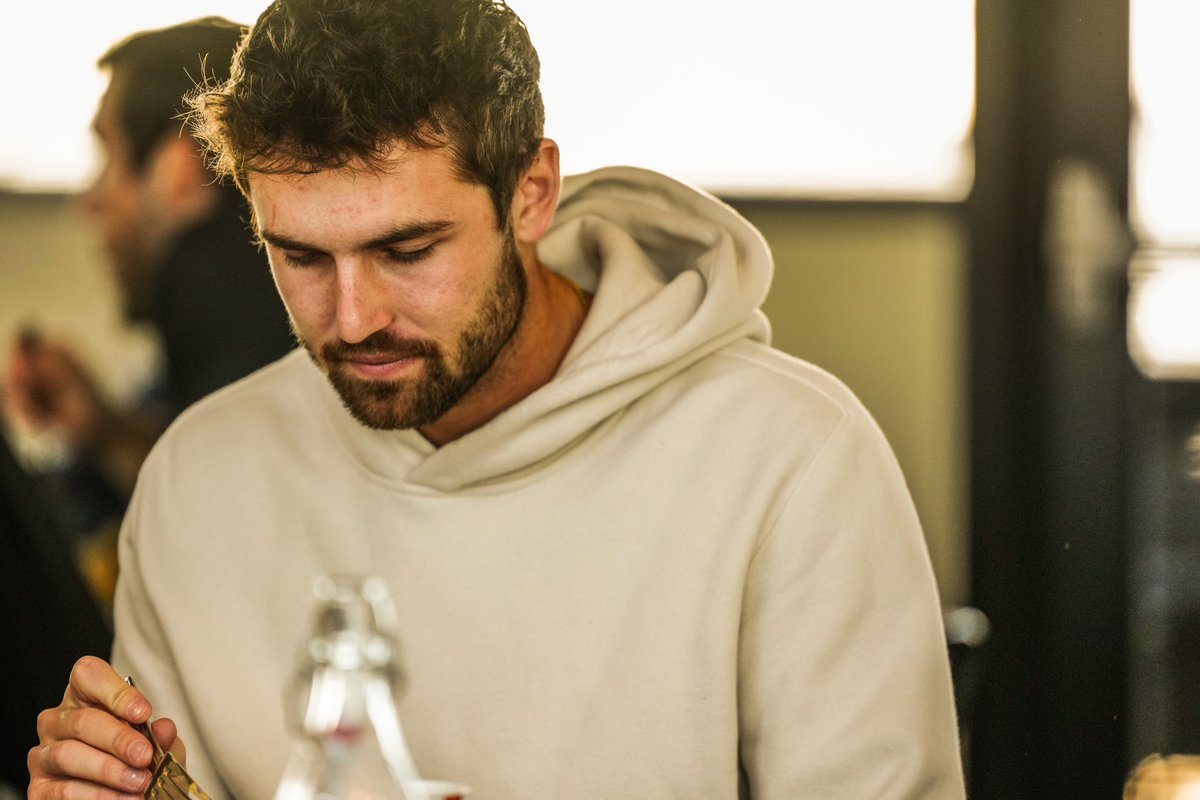 Family that eats together, stays together 😋