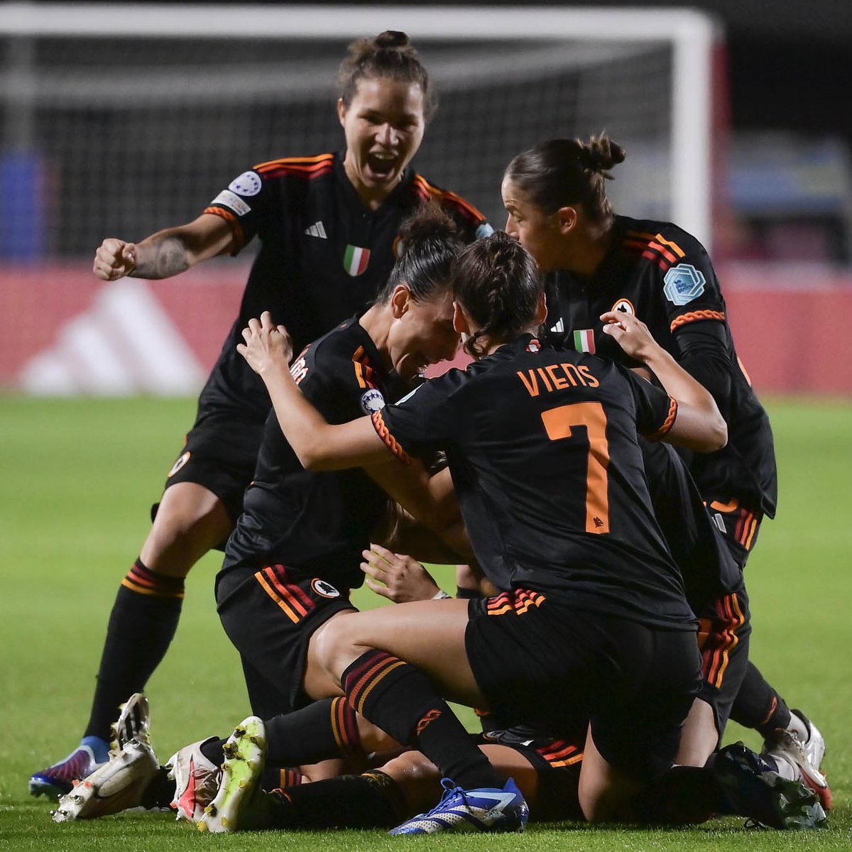 La partita perfetta non… 

ESISTE! 

La #RomaFemminile ha demolito l’Ajax in #ChampionsLeague! 

Ha vinto imponendo il suo credo calcistico ad una delle squadre che gioca meglio in Europa! 

Tutto questo dopo la magnifica rimonta in casa del Bayern! 

Magica Roma 👏🎩💛❤️