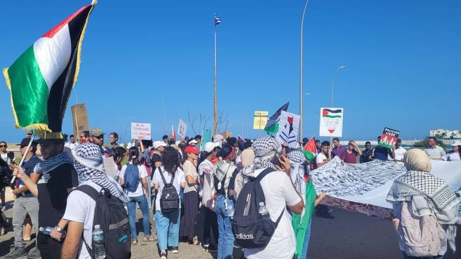 bellybeastcuba's tweet photo. #NOW: Thousands of young Cubans in Havana are marching in solidarity with Palestine. 🇨🇺🇵🇸

They are calling for a ceasefire and respect for Palestinian lives, as well as a stop to Israel's indiscriminate bombing campaign of Gaza. https://t.co/HPDbMJ8xi9
