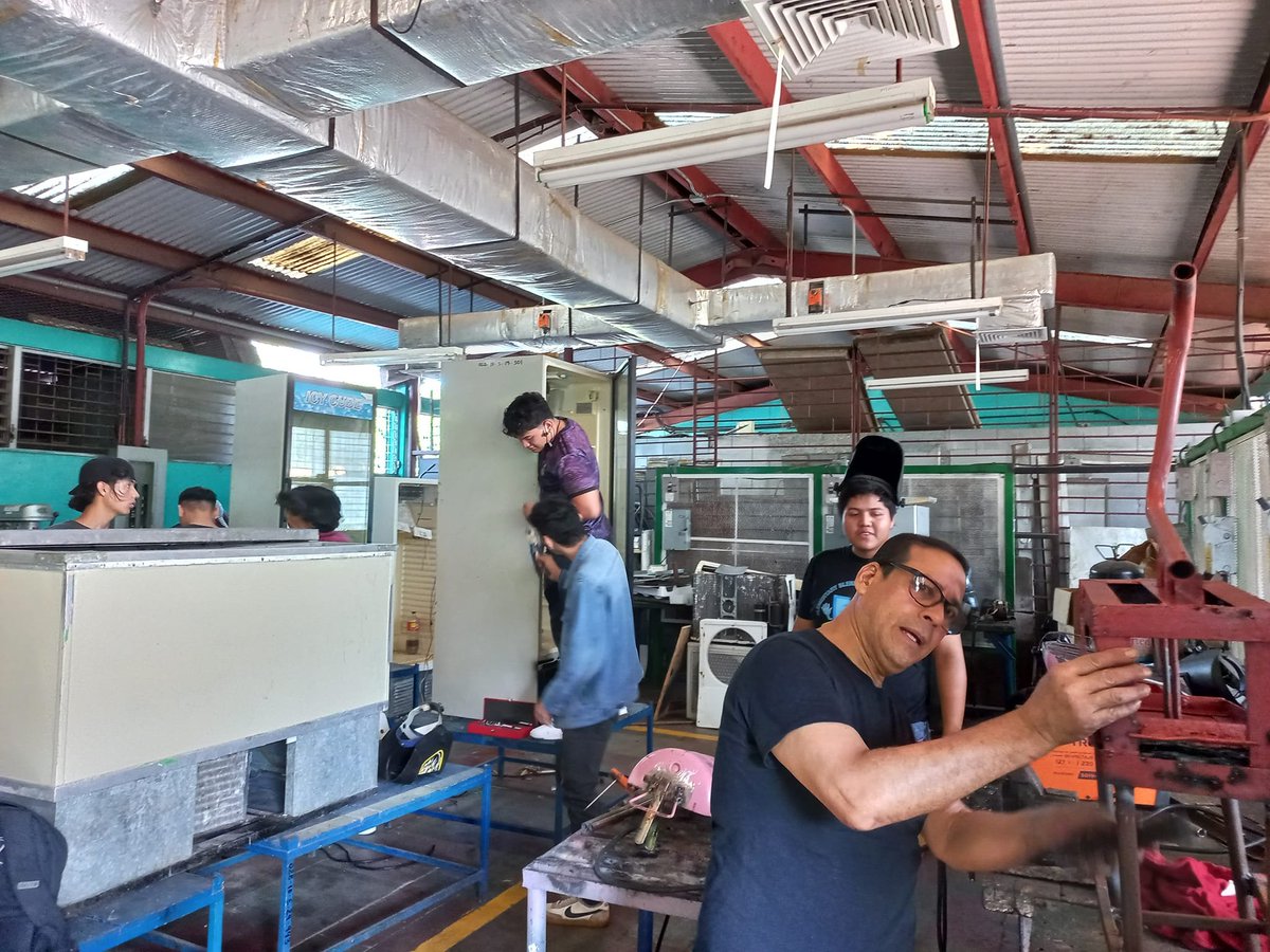 ct_hugochavez's tweet photo. ¡Gratuita y de Calidad!

Desde los talleres didácticos del Centro Tecnológico Cmdte. Hugo Chávez Frías, los estudiantes del Técnico General en Refrigeración y Aire Acondicionado, realizan clase práctica poniendo a prueba los conocimientos teóricos, 
#SoyTecNicaragua📷 https://t.co/6QoQUPITM9