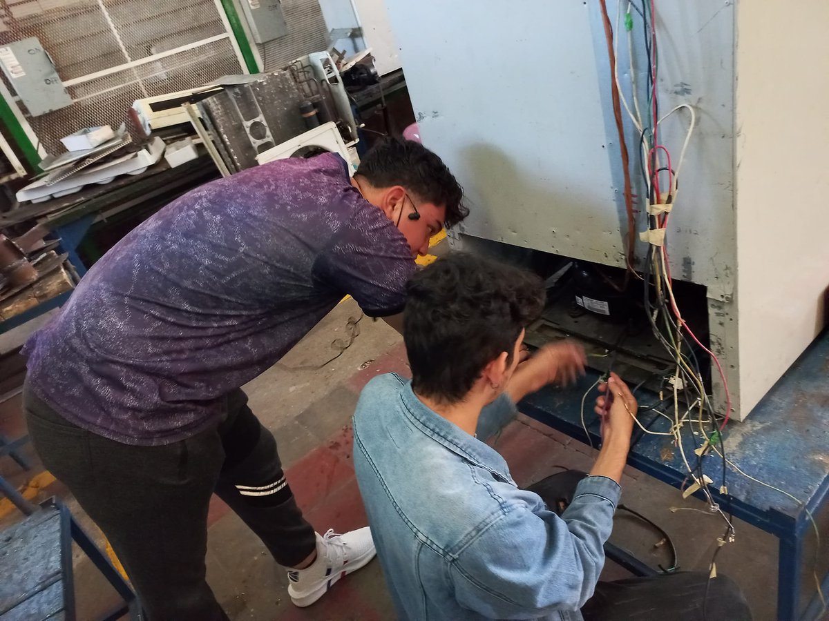 ¡Gratuita y de Calidad!

Desde los talleres didácticos del Centro Tecnológico Cmdte. Hugo Chávez Frías, los estudiantes del Técnico General en Refrigeración y Aire Acondicionado, realizan clase práctica poniendo a prueba los conocimientos teóricos, 
#SoyTecNicaragua📷