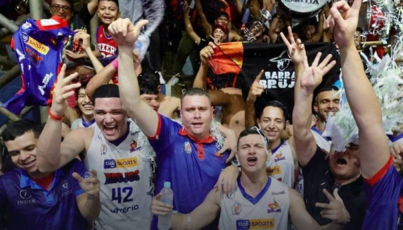 ElMundoSV's tweet photo. #MundoDeportes l Brujos de Izalco se convierte en el primer finalista de la Liga Mayor de Baloncesto  

https://t.co/egKESTDYaU https://t.co/OEQYit9uyL