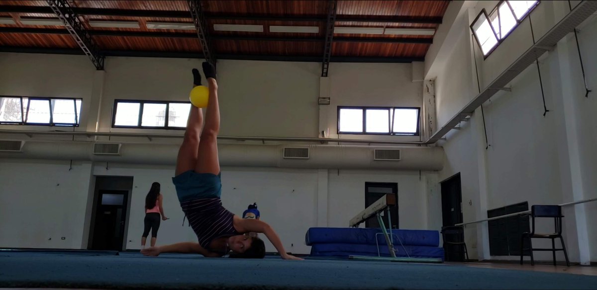 toy trabajando de mesera y hoy escuché a dos susurrar que soy muy atletica.
yo con mi titulo en educación física metido en el culo porque en españa no me dan posibilidad: