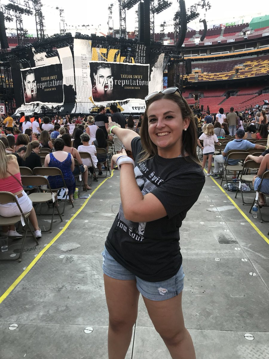 _habel14's tweet photo. At the B-stage barricade during #RepTourDC ✌🏼 https://t.co/A7WyA8Mbcb
