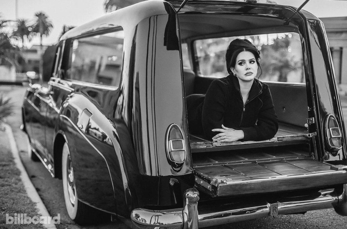 LanadelreyStats's tweet photo. "Did you know that there's a tunnel under Ocean Blvd" Charts & Stats update (nov 23rd 2023)

Spotify
> Total streams — 675,200,488
> 1,992nd most streamed album of ALL time
> 66th most streamed album released in 2023
> Most streamed song: Let The Light In — 110,201,535
> Least streamed song: Jon Batiste Int. — 9,243,666
> Average streams — 42,200,030 

YouTube — 95,386,517 total views

Genius — 6,181,242 total views

Certifications:
> UK — Gold certified (100,000 units)
> Poland — Gold certified (10,000 units)

Sales: 
> 785,000 streaming units (@chartmastersorg)
> +1M sales worldwide
> +320k sales in the US
> +100k sales in the UK
> +50k sales in Germany
> +40k sales in France

> +132k vinyls sold in the US
> +34k vinyls sold in the UK

> 216k sales first week worldwide
> 115k sales first week US (87k pure)
> 41,925 sales first week UK

Charts:
> #127 Billboard 200 — Year-End Charts
> #15 Top Album Sales — Year-End Charts
> 27 weeks on Billboard 200
> 19 weeks on UK album chart
> 17 weeks on Germany album chart

Apple Music: (@Kworb)
> 203rd most popular album of all time
> 10 days spent at #1 most popular album worldwide

Achievements:
> Biggest Vinyl Sales week of Lana's career in the US
> Lana Del Rey's third biggest opening week in the US

Awards:
> 5 Grammy nominations including AOTY and SOTY.
> 1 VMA and 1 EMA won