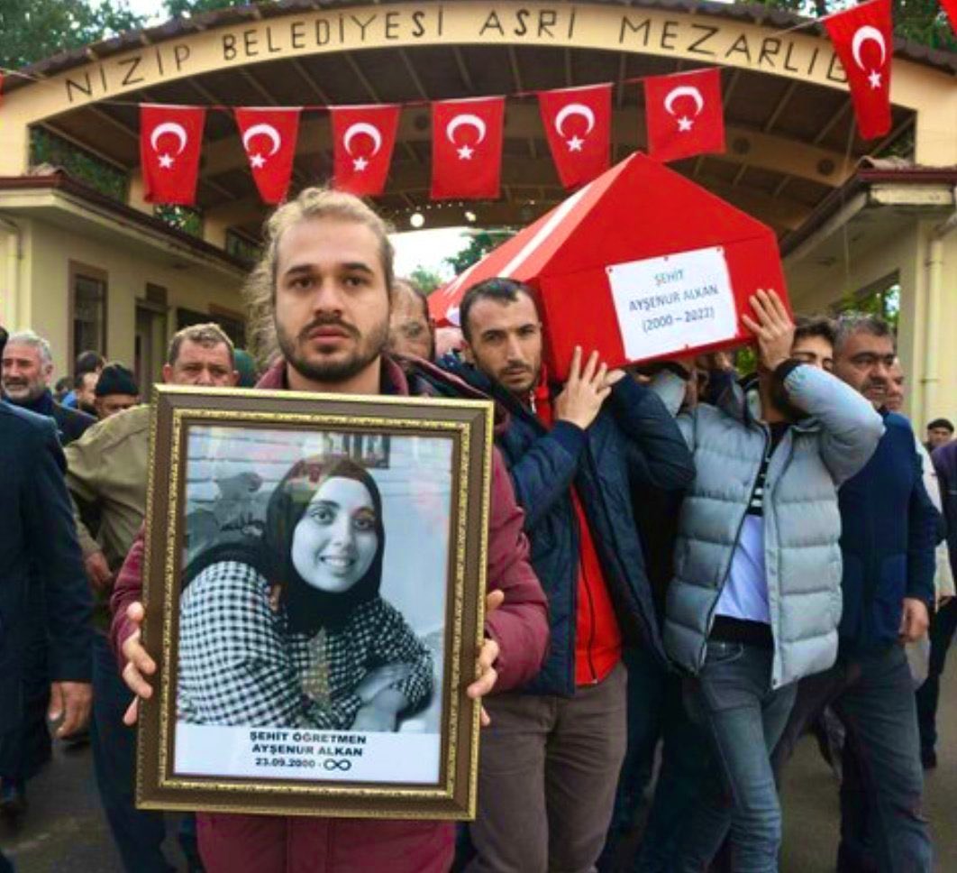 tonjukuk's tweet photo. Ücretli öğretmenlik maaşının yarısının yola gideceğini bilerek, “KPSS kitaplarını ailesine yük olmadan alabilmek için” öğretmenlik yaptığı Gaziantep'te okuluna atılan bir roket ile henüz 22 yaşında şehit edildi.

Ruhun şad, #ÖğretmenlerGünü’n kutlu olsun Ayşenur Öğretmenim. https://t.co/Ck4yg5EZTF