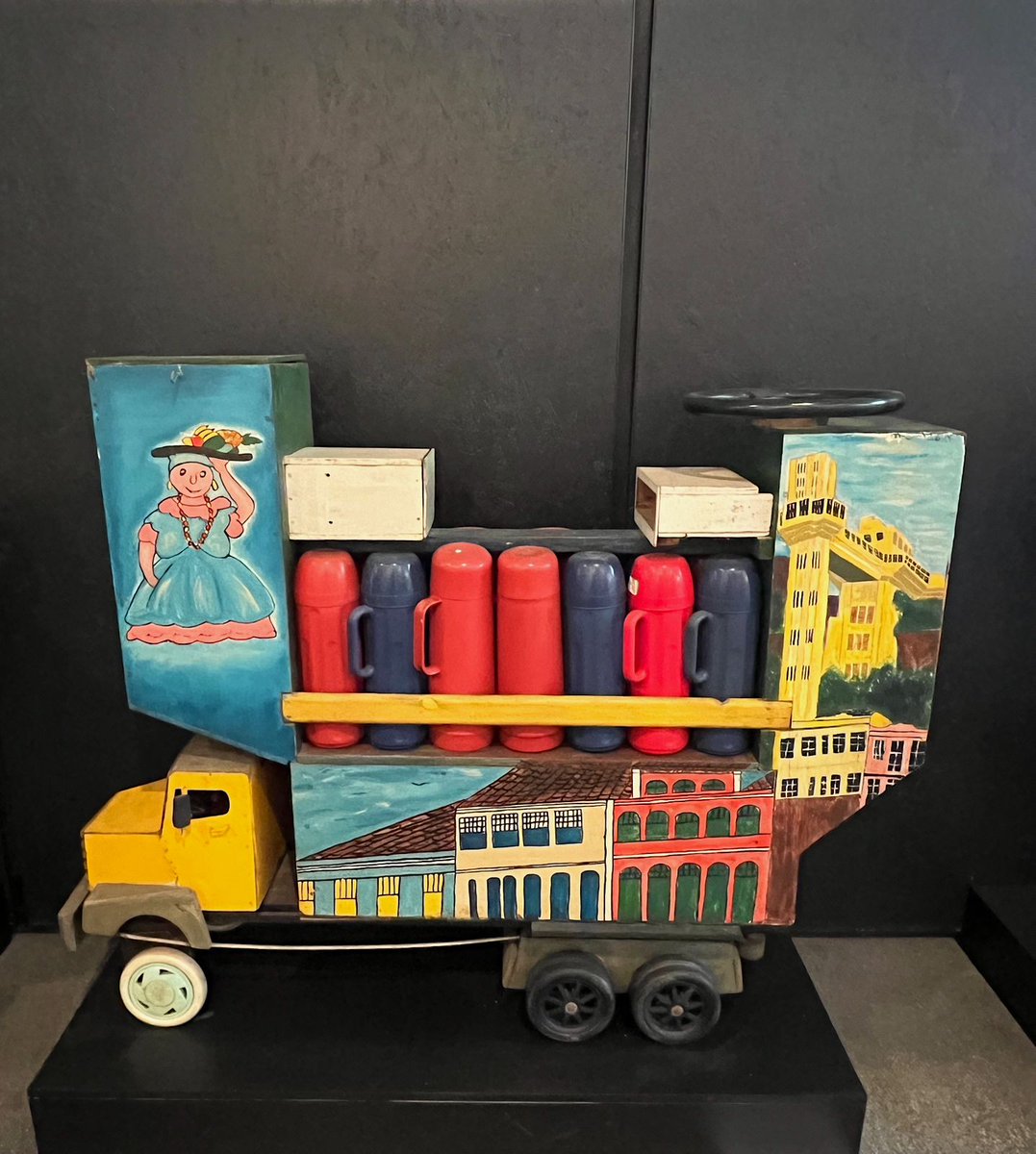 dandaratinoco's tweet photo. Um post aleatório de contemplação aos carrinhos de café de Salvador, pois nos últimos dias me deparei com duas alegrias relacionadas a eles. A primeira foi quando me esbarrei com esses carrinhos da foto no Museu Afro Brasil. (+) https://t.co/9OVQBRTrM5