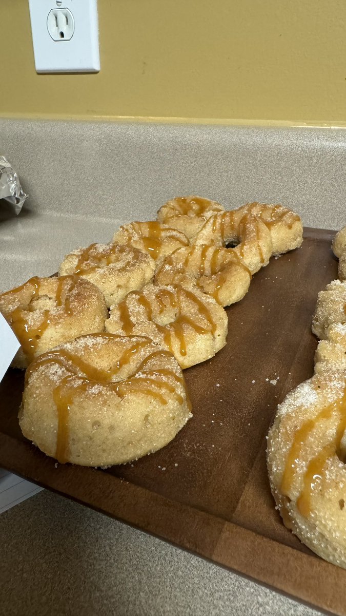 ChromaHere's tweet photo. At family dinner for Thanksgiving and brought some apple cider doughnuts for dessert 😌 https://t.co/HyfiX9ZtZj
