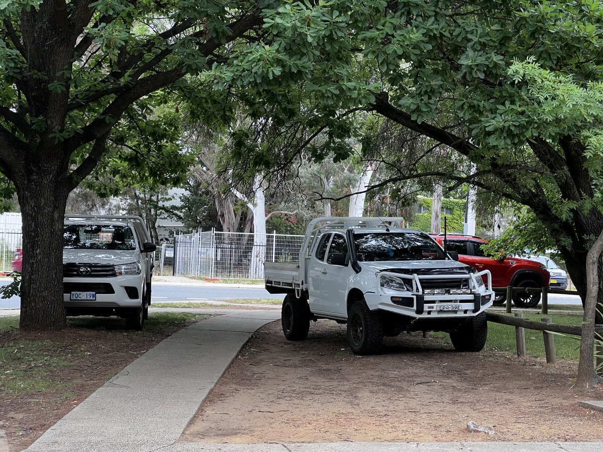 elbaroni's tweet photo. ⁦@TCCS_ACT⁩ pleas see illegal parking opposite Daramalen. One of your signs please. https://t.co/sJNucKETaM