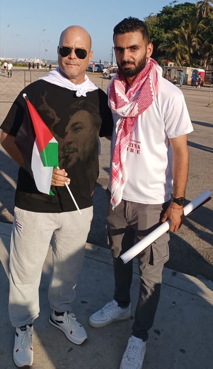 Con el hermano palestino <a href="/WatanJamil/">Watan وَطنْ 🔻 𓂆 🇵🇸 🗝</a>, al concluir la marcha de solidaridad con su pueblo, en La Habana. #Cuba #FreePalestine #CDRCuba