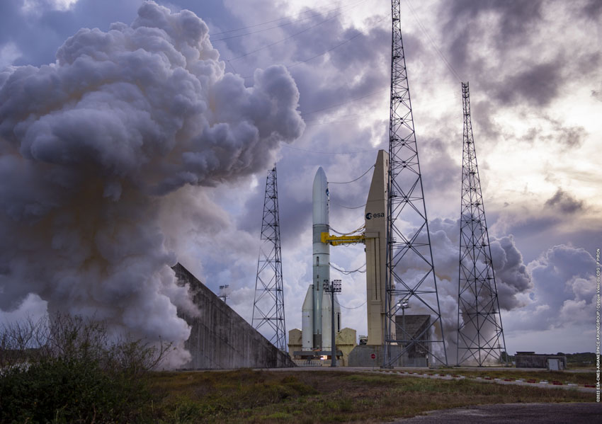 ESA_fr's tweet photo. 🔥 L'essai à feu complet réalisé ce soir dans le cadre des essais combinés a permis de valider l’intégralité de la phase de vol de l’étage principal d’#Ariane6 en simulant une chronologie complète de lancement, qui s'est terminée par plus de 7 minutes d'allumage du moteur Vulcain 2.1. 

"Félicitations et remerciements aux équipes @ArianeGroup, @CNES et @esa,"  a publié Josef Aschbacher, DG de l'ESA.
 https://t.co/DxmjtAHdj0