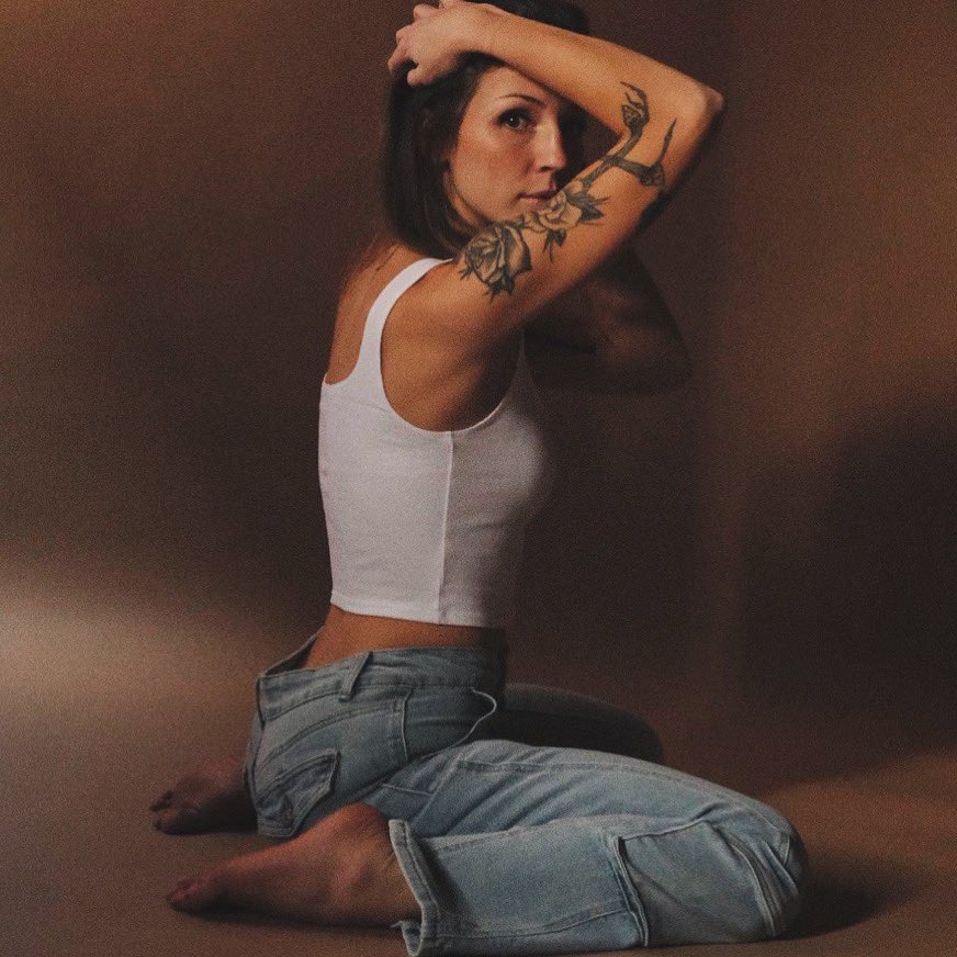The1999brandi's tweet photo. Whisperinโ pines they call me home.. like a wildfire born to roam๐
. #kcmophotography #tattoedmodel #girlswithtattoos #arch #belly #abs #feet #soles #toes #back #lowerback #hips #kcmophotographers #kcmodel #kcmo https://t.co/NAvXbopj46