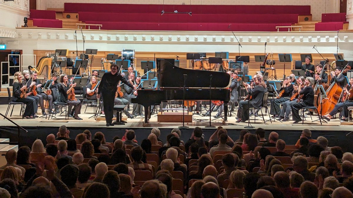 💕🎹 The burning passion of Elgar 1, the beauty & poise of @MJBartlettPiano's Mozart #Piano Concerto 20, plus an evocative new score by @JonathanWoolgar. Hear it LIVE in #Edinburgh on Sunday or listen on @BBCSounds @BBCRadio3 Ryan Wigglesworth conducts bbc.co.uk/programmes/m00…