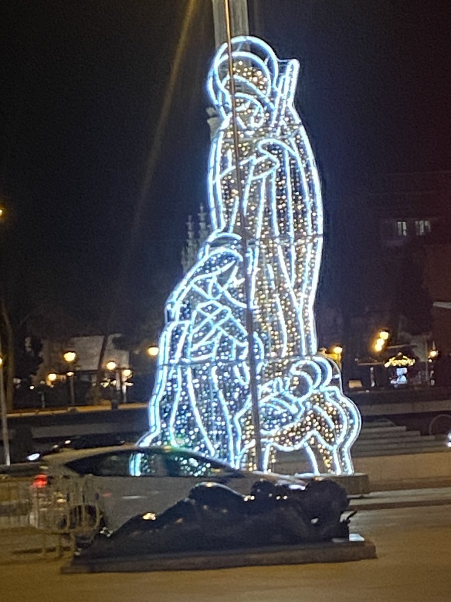 14kilometros's tweet photo. Hoy se encendieron las luces navideñas…

Si quiere honrar al niño de Belén y a la Sagrada Familia  @AlmeidaPP debería apagar esas luces y encenderlas en la Cañada Real. 

Una ciudad que deja sin posada a tantos niños y niñas errantes…

#FariseaNavidad https://t.co/5pJueigNFD