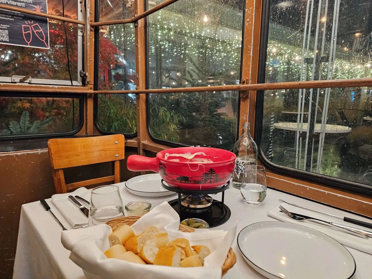 🫕Fondue in einer ausgedienten 🎿Ski-Gondel 🚠 ist nicht nur aussergewöhnlich, sondern auch echt cosy 🔥! Und das Mitten in der Stadt in einem kleinen schnüggeligen ⛄️Winter-Popup ⏩️ bit.ly/49Qqz2U