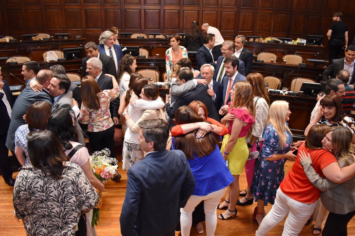 #Recambio <a href="/DiputadosMza/">Prensa Diputados Mza</a> celebró ayer su última sesión en el mandato correspondiente. Nuestro afectuoso saludo para <a href="/duilio_pezzutti/">Duilio Pezzutti</a> <a href="/Edgardoarnaldo/">Edgardo Gonzalez</a> <a href="/laubeasoto/">Laura Soto 🇦🇷</a> <a href="/MarisaGarnica/">Marisa Garnica ,</a> <a href="/NestorAMarquez/">Nestor Marquez</a> <a href="/omarchafifelix/">Omar Félix</a> <a href="/PaolaCCalle1/">Paola C Calle</a> <a href="/ChazarretaLau/">Laura Chazarreta</a> <a href="/BrunoCeschin/">Bruno Ceschin</a> 
Gracias por su labor!