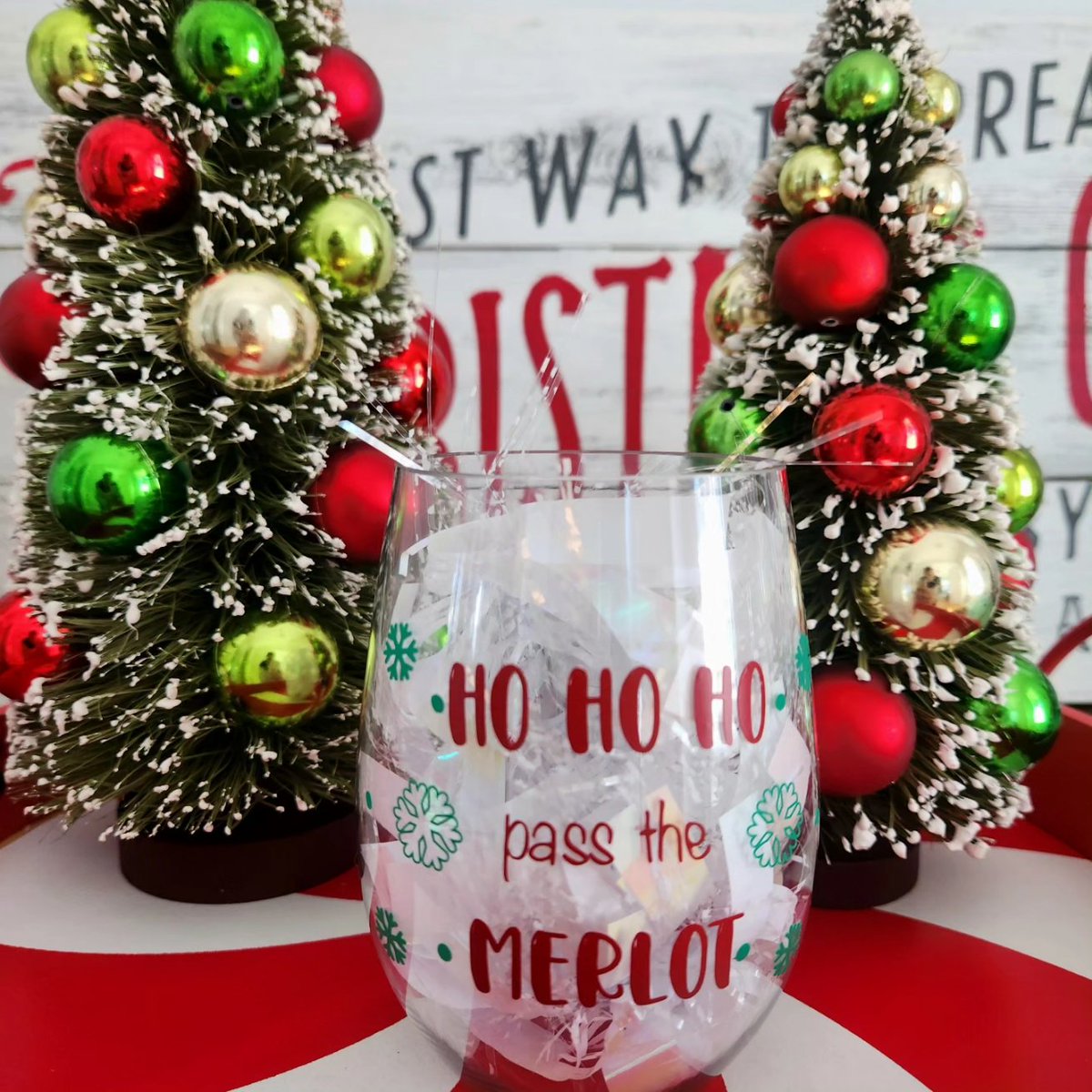 🎄🎅 Time to switch over your fancy wine glasses to something a little more cheeky for the rest of the year 🎅🎄

simplysparklystudio.etsy.com/listing/161805…

#simplysparklystudio #hohohopassthemerlot #stemlesswineglass #secretsantagift #hostessgift #cheeky #etsy  #christmasgift #holidaygift
