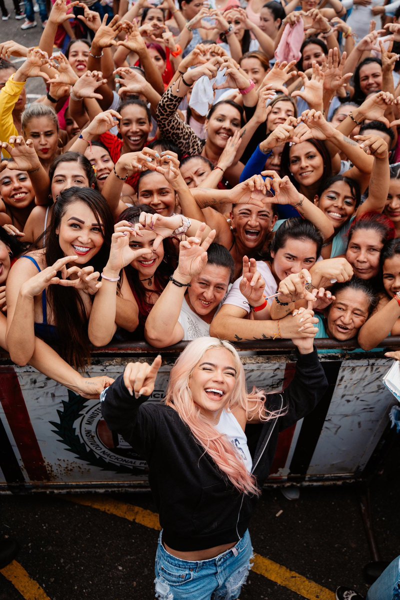 Karol G en la cárcel de Ibagué haciendo un concierto para las mujeres.

—su fundación Con Cora inicia el tour por todas las cárceles de mujeres de Colombia! 🥹🇨🇴❤️‍🩹