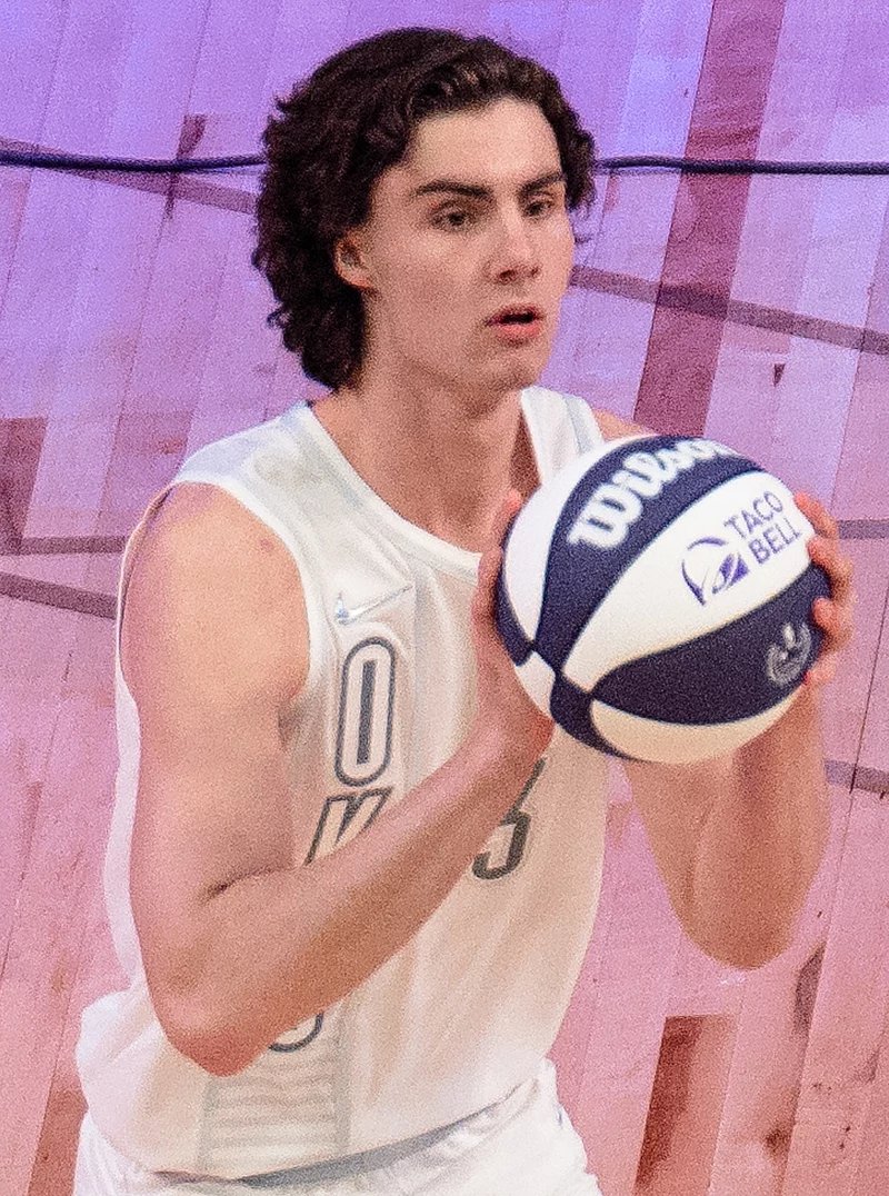 StepBackfr's tweet photo. Par contre les comptes NBA FR, vous forcez avec Josh Giddey un peu non ? Je vais même pas vous citer j'en ai vu beaucoup trop.

⇢Vous avez le "pédo / pointeur" facile pour des comptes avec autant d'abonnés. Vous êtes sûr de l'âge de la fille ? Vous savez de quand date les photos ? Vous êtes au courant que l'âge de consentement dans l'Oklahoma c'est 16 ans ? 

⇢ Vous auriez les mêmes réactions si une joueuse WNBA de 20 ans avait couché avec un mec de 17 ans ? Pas sûr. Et attention je serais le premier à m'indigner si on apprend que la vidéo est très récente avec lui 21 ans et elle 15 ans. Mais jusqu'à preuve du contraire personne ne sait vraiment.

Je vais même pas parler de ceux qui mélangent tout. 
Certains comparent vraiment Karl Malone à Josh Giddey. Karl Malone avait 20 ans. La fille avec qui il a eu une relation 12. 

Après ça met dans le même sac des Miles Bridges, Jalen Green, Kai Jones (?!), Ja Morant, Josh Giddey. Vraiment on en est là ? 

@trashtalk_fr a été très factuel. Certains comptes de franchises NBA FR n'ont même pas pris la peine de se prononcer et tant mieux, personne ne sait vraiment pour le moment vraiment grand chose sur cette affaire.