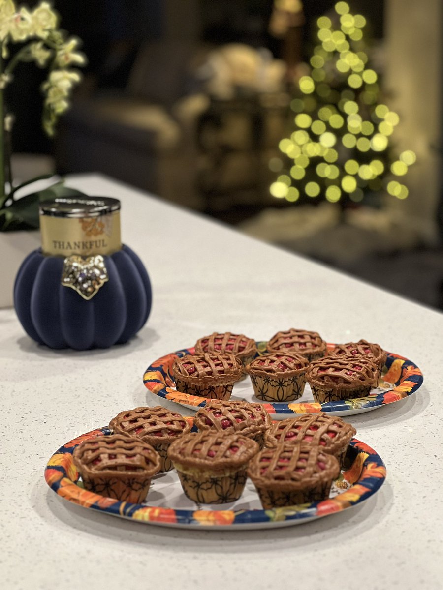 Happy Thanksgiving! 🦃🍂 Decided to try my hand at decorating cupcakes this year 🤣