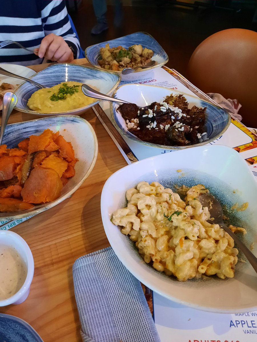 Grüße vom Thanksgivingdinner in Washington DC - natürlich mit Football auf dem Screen im Restaurant #rtlnfl <a href="/RTLSport_de/">Sport</a>