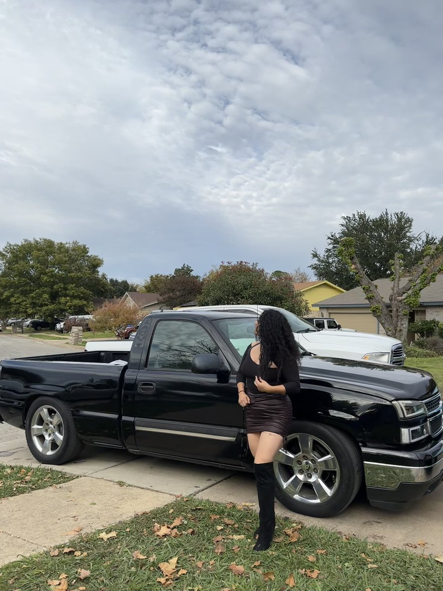 Mishellleeeee's tweet image. If you can’t decide, post them all 🖤🤎