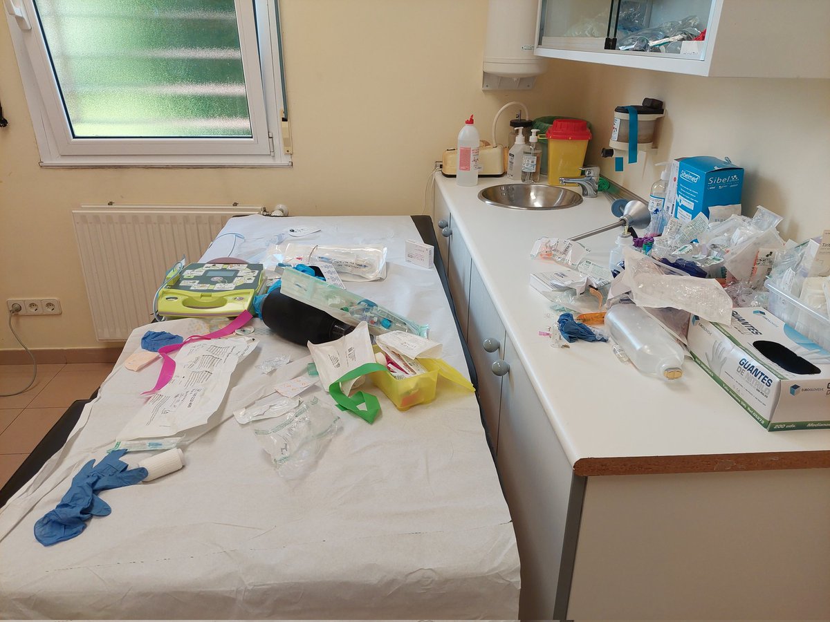 Dos días seguidos, dos equipos de Primaria revirtieron dos paradas cardíacas en sus centros de salud.

Una abuela que sufrió una muerte súbita mientras acompañaba a su nieta al pediatra.

Otra mujer a la que acercaron al centro a hacer un electro tras un desmayo. Y allí se paró.