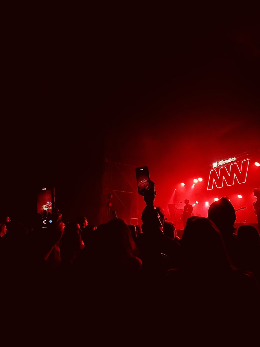 crismolain's tweet photo. Ir a un concierto de Los Planetas es como ir a la misa del indie. ✝️🏥
Los amas o los odias, pero son únicos.
#MonkeyWeek https://t.co/9jeJu0r4Ay