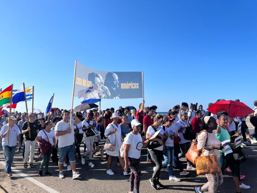 AbelPrieto11's tweet photo. La marcha x el malecón, en solidaridad con el pueblo palestino: al centro, los trabajadores de @CasAmericas con banderas d Nuestra América y una pancarta q muestra imágenes d Haydee, Mariano y Roberto. #FreePalestine https://t.co/D3fkywHqPS