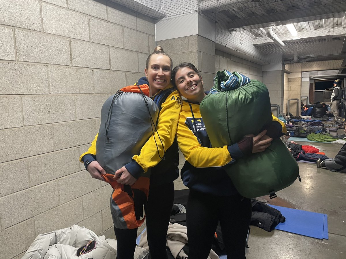 #TeamRhinos Players from the Leeds Rhinos Women and men’s team along with the @RhinosNetballSL squad are here tonight to take part in the #LeedsBigSleep 💙💛 Please donate justgiving.com/campaign/leeds…