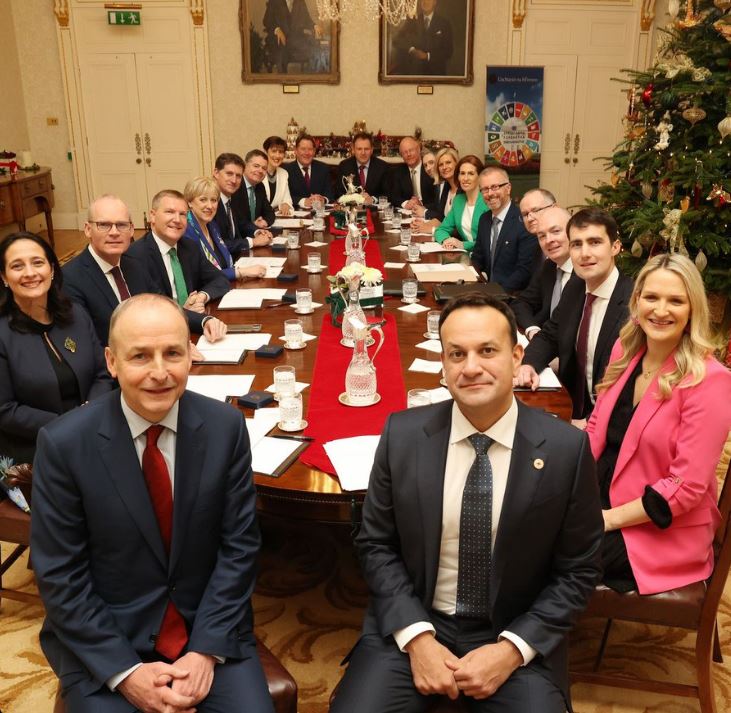 Seosaimh1JOE's tweet photo. THE MOB, below, responsible for the riots in Dublin has been identified! #DublinRiots https://t.co/QAvUiqywo9