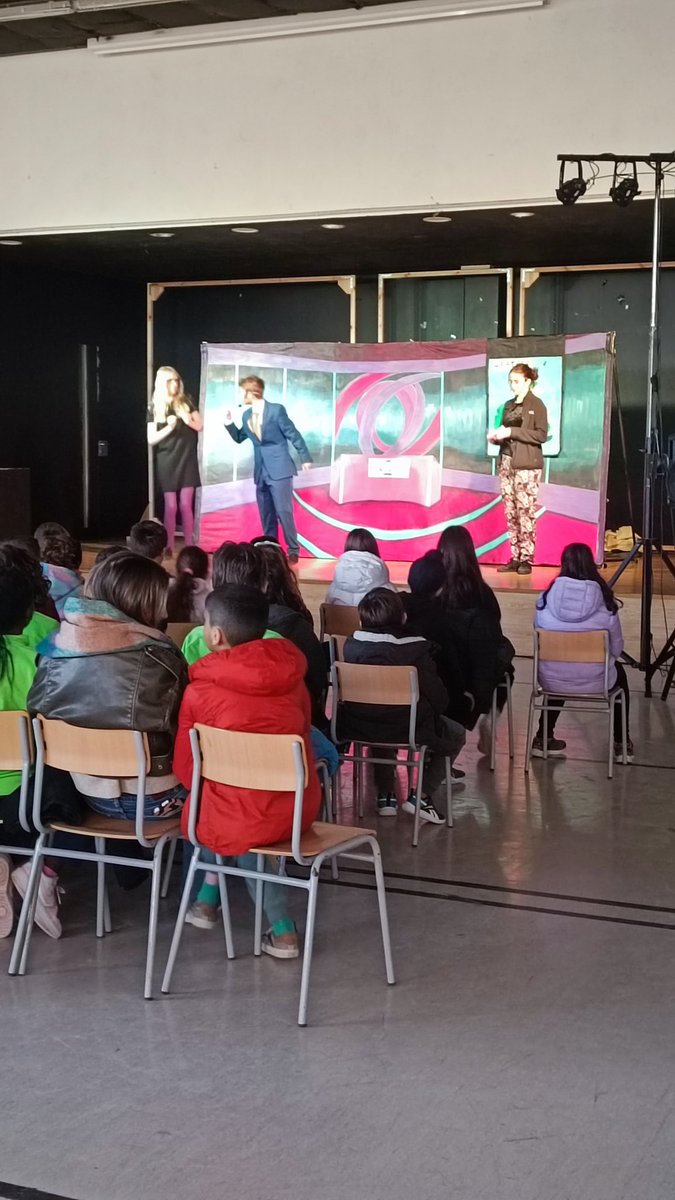 It's the English week at school! This year's topic is about the 12 ODS "Responsible and sustainable for a better world".
We're enjoying upcycling workshops, pizza activities, storytelling, activities about local products, and theater in English with <a href="/lookoutcompany/">LOOK OUT</a>. Thanks a lot!