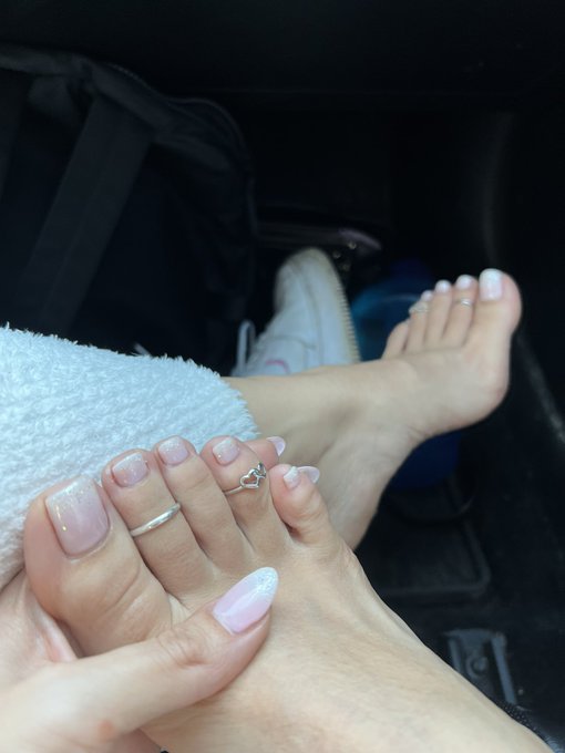 2 pic. Happy Thanks Giving 🩷 my sale will be up for this holiday week/end ✨ https://t.co/rIWc66z8wr