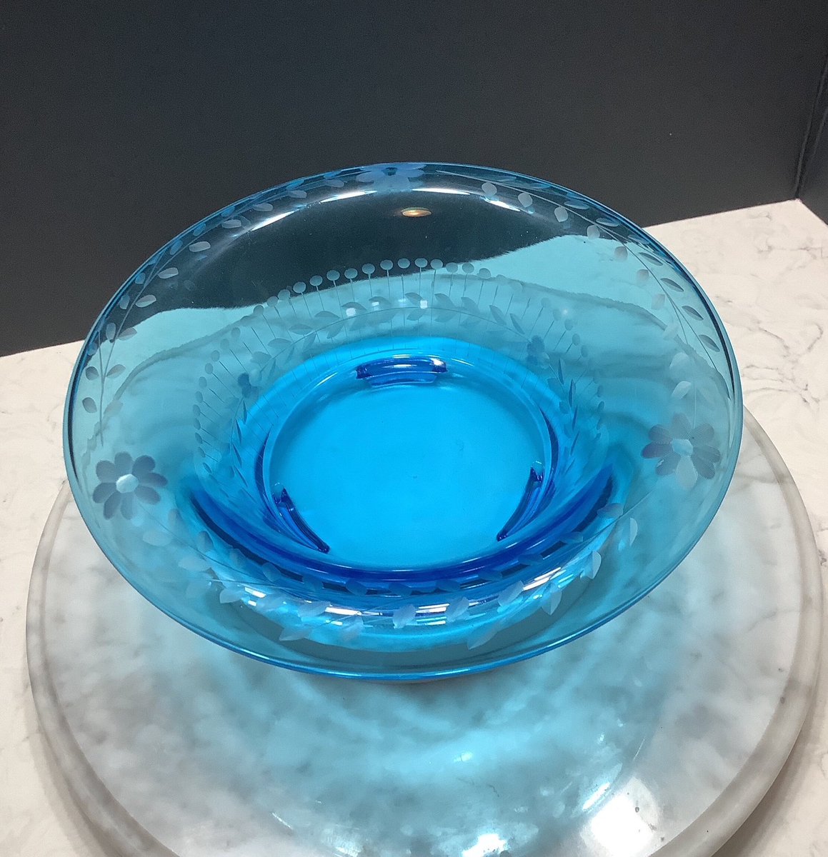 bmktreasures.etsy.com/listing/160404….  #etsyshops #etsyvintageshop #smallbusiness #christmasgifts #giftideas #christmas #vintagefindsforsale #holidays 
#bluebowl #etchedglass #glassbowl