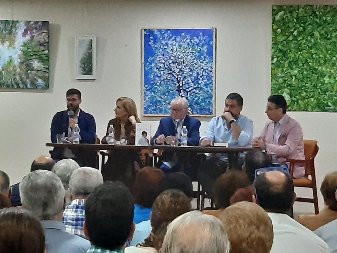 ALGIROART's tweet image. Last day to visit the exhibition in @Rociana. It was a pleasure to share this space with the excellent journalist @nievesherrero_ .My new #oilpainting and #artwork decorating the presentation of #laBaronesa.#Andalucia #Huelva