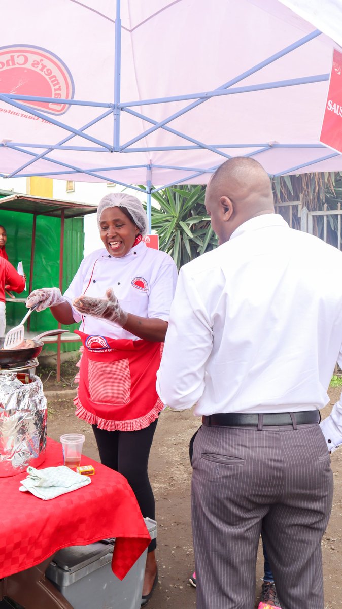 Kapuyawillykihu's tweet image. Sose Mtaani Activation is On &amp;amp; Live 😍 Uko mtaa Gani tunakam 😋
#FreeSampling and a Lesson from our own Chefs on how to prepare Sausages and bacon 😉