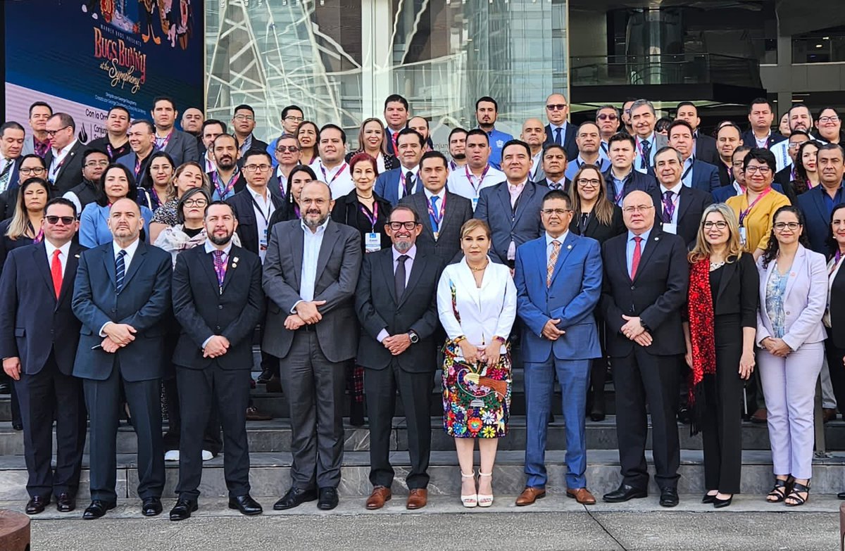 carmen_ta's tweet photo. #AMEREIAF inaugura su Congreso Internacional 2023 en @udg_oficial
Felicidades @barrigae por obtener la medalla al mérito @amereiaf https://t.co/kTzSPlL1Wc