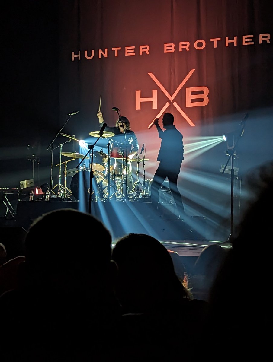BritneyChordash's tweet photo. Saw @HunterBros for the first time tonight. They really know how to put on a show. Enjoy it immensely! They are now on my list of artists to see again. https://t.co/CJ7kgQG7M9