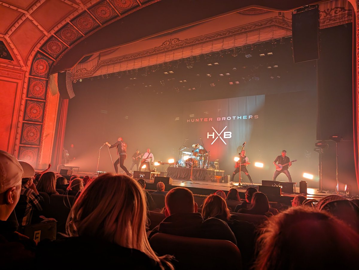 BritneyChordash's tweet photo. Saw @HunterBros for the first time tonight. They really know how to put on a show. Enjoy it immensely! They are now on my list of artists to see again. https://t.co/CJ7kgQG7M9