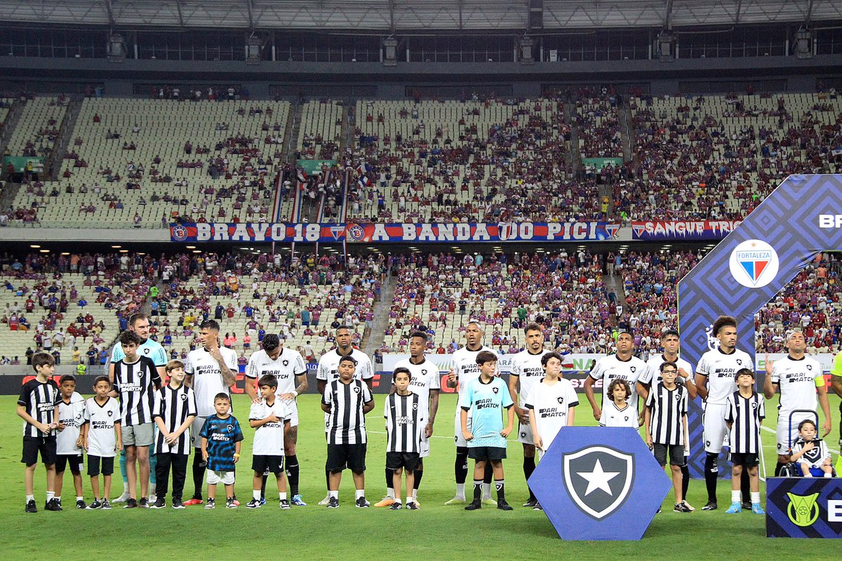 fdmcoficial's tweet photo. Vamos analisar mais friamente agora?

Deixando de lado todas as superstições e “tem coisas que só acontecem…”

Não é humanamente possível um time que fez o melhor 1º turno da HISTÓRIA dos pontos corridos, que tem uma folha de R$14 MILHÕES, com SALÁRIOS E BICHOS EM DIAS, fazer uma campanha de 18º no 2º turno.

Algo interno aconteceu que ACABOU com o campeonato do Botafogo.

Seja “apenas” as sacanagens da arbitragem e/ou CBF, ou alguma outra coisa que ninguém sabe, que não foi a público.

Alguém precisa explicar o que está acontecendo.

Pq ser líder, ter a vantagem, ter um time, até então, competitivo, e DO NADA tudo isso sumir, desaparecer?

Não é normal.

Abre margem pra MUITAS teorias conspiratórias.

Alguém tem que vir a público explicar o que está, de fato, acontecendo com o Botafogo.
