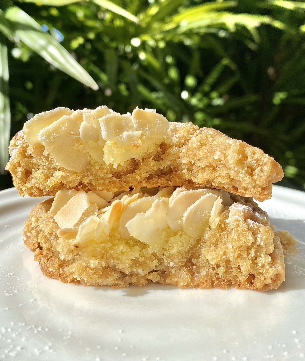 ขออวด Almond Croissant Cookie หน่อยยย เอาไปให้เพื่อนชิม มันบอกคุกกี้เกล็ดปลา 😤

ห่างหายจากวงการไปนานมาก ไปเรียนcookeryที่ออสมาค้าบ 

: อยากแก้ให้หอมเนยกว่านี้ เพราะครัวซองเด่นที่เนย และจะทำหลุมให้กว้างขึ้นจะได้ใส่อัลมอนก์ได้เยอะๆ