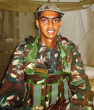 YavagalVivek's tweet image. ಕಾಶ್ಮೀರದ ರಜೌರಿಯಲ್ಲಿ ಭಯೋತ್ಪಾದಕರೊಂದಿಗೆ ನಡೆದ ಗುಂಡಿನ ಕಾಳಗದಲ್ಲಿ ಹುತಾತ್ಮರಾದ ಕರ್ನಾಟಕದ ವೀರಯೋಧ ಕ್ಯಾಪ್ಟನ್ ಎಂ.ವಿ ಪ್ರಾಂಜಲ್ ರವರಿಗೆ ನಮನಗಳು.
ಈ ಘಟನೆಯಲ್ಲಿ ನಾಲ್ವರು ಯೋಧರು ಮೃತಪಟ್ಟಿದ್ದು ಅವರೆಲ್ಲರ ಆತ್ಮಕ್ಕೆ ಶಾಂತಿ ಸಿಗಲಿ ಎಂದು  ಪ್ರಾರ್ಥಿಸುತ್ತೇನೆ.
#mvpranjal #RIP #indianarmy #KashmirAttack #India