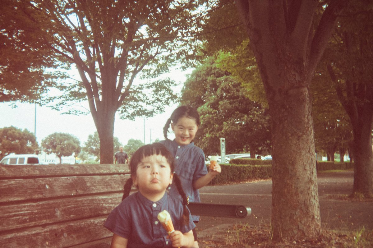 HareInoue's tweet photo. Epson R-D1X.

完全に距離計が狂ってしまって，ここ半年くらいは写ルンですのレンズをつけて持ち歩いてました．
うまくコントロールできないことで偶発的に写真がよくなることがある．
完全に主観ですが，4枚目はそういう一枚にできたのだと思っています．

（腕の無さを棚に上げる） https://t.co/pgGbea49dy