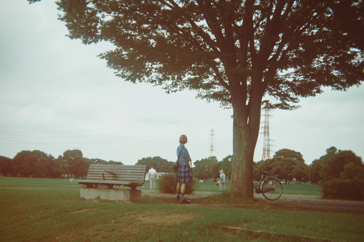 HareInoue's tweet photo. Epson R-D1X.

完全に距離計が狂ってしまって，ここ半年くらいは写ルンですのレンズをつけて持ち歩いてました．
うまくコントロールできないことで偶発的に写真がよくなることがある．
完全に主観ですが，4枚目はそういう一枚にできたのだと思っています．

（腕の無さを棚に上げる） https://t.co/pgGbea49dy